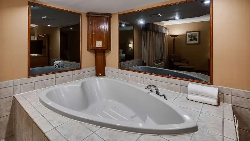 Hotels with jacuzzi in room in Lapeer