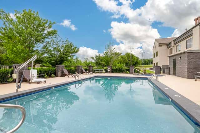 Best Western Locust Grove Inn & Suites — guest room