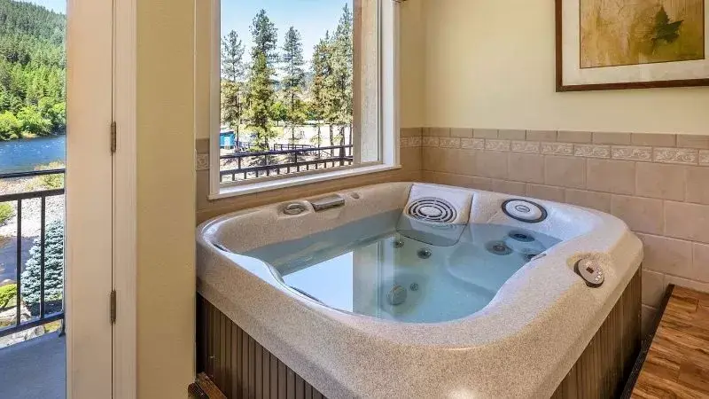 Hotels with jacuzzi in room in Orofino