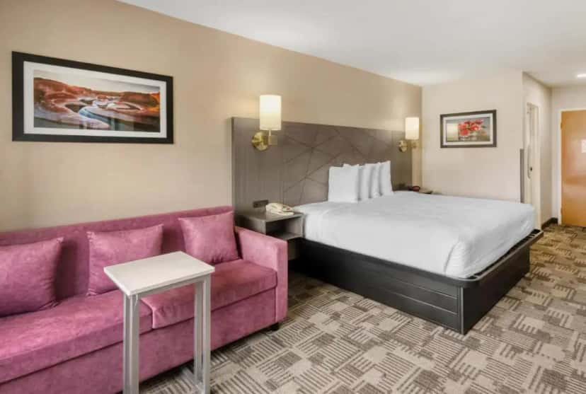 In-room hot tub at Best Western Louisville South / Shepherdsville in Shepherdsville, KY