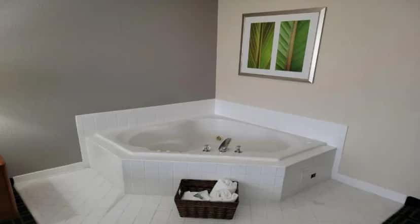 In-room hot tub at Best Western Louisville South / Shepherdsville in Shepherdsville, KY