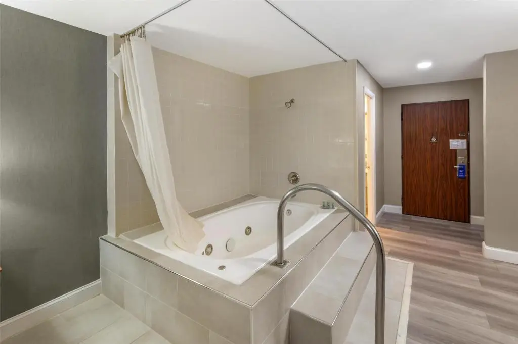 Hotels with jacuzzi in room in Manassas