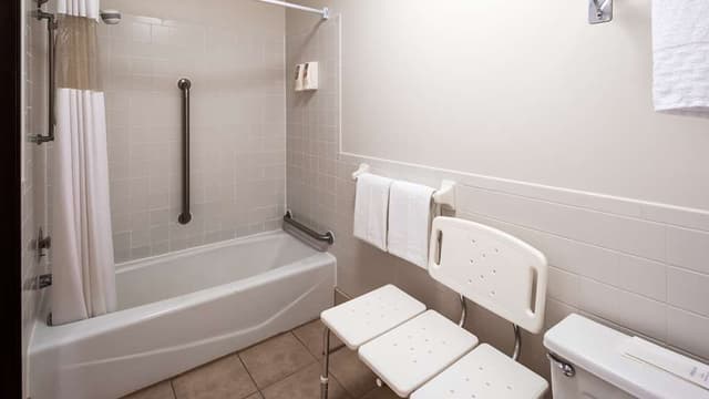 Deep soaking bathtub