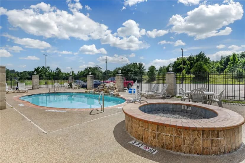 Hotels with jacuzzi in room in Mineola