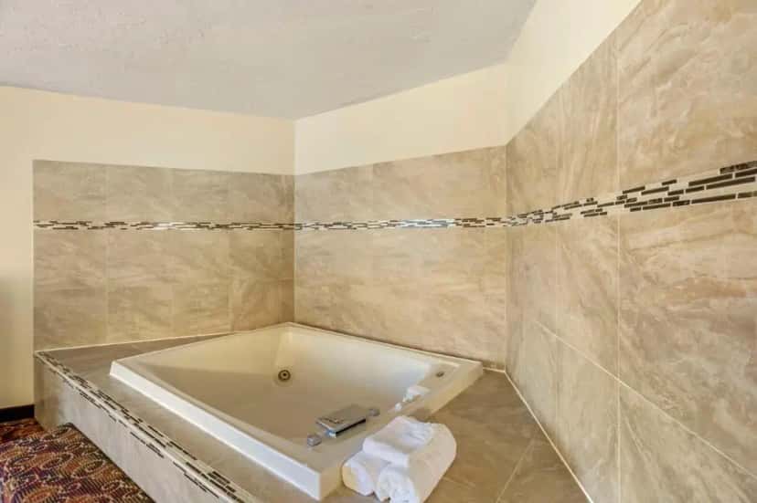 In-room hot tub at Best Western Monticello in Liberty, MO