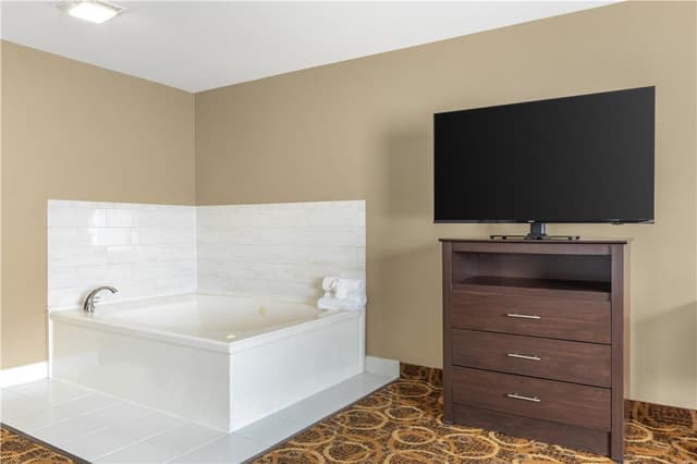 Deep soaking bathtub