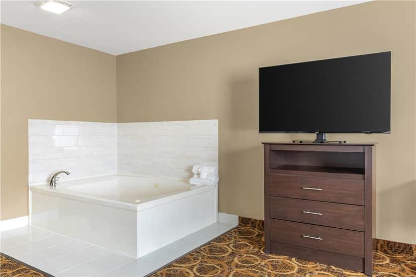 Deep soaking bathtub at Best Western Northwest Inn