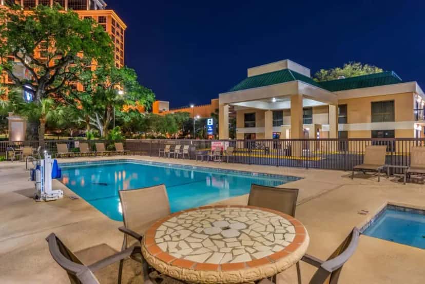 In-room hot tub at Best Western Oak Manor in Biloxi, MS