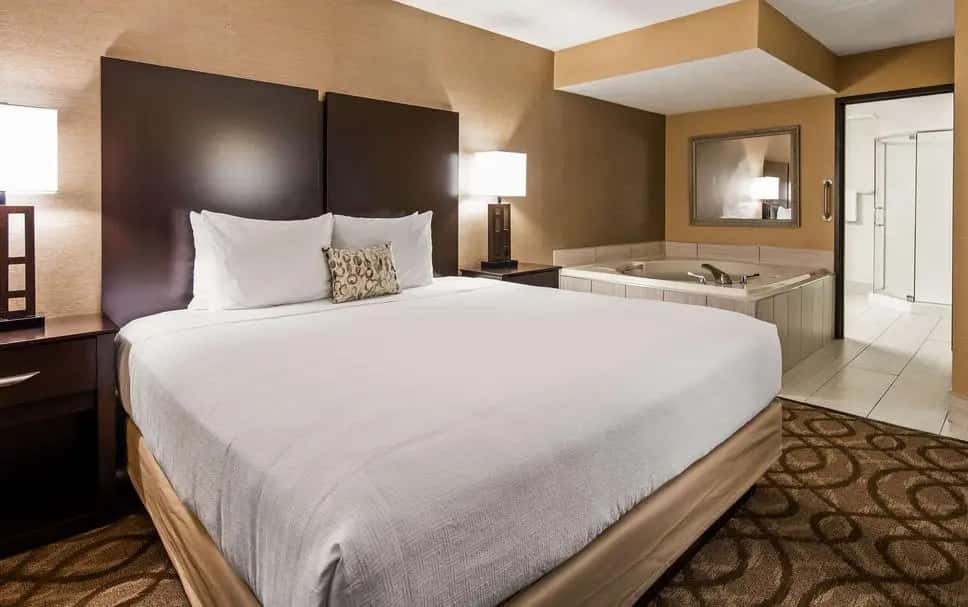 Best Western Okemos/East Lansing Hotel & Suites — suite