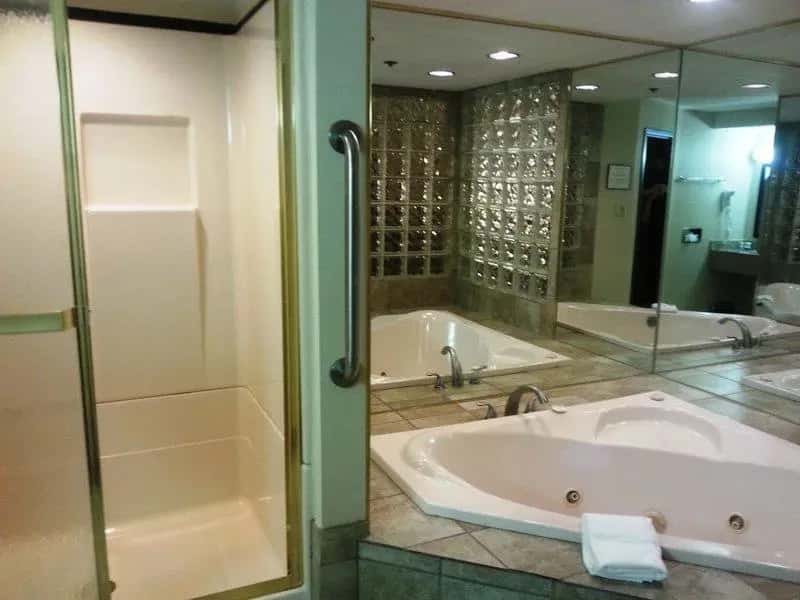 In-room hot tub at Best Western Park Hotel in Warren, OH