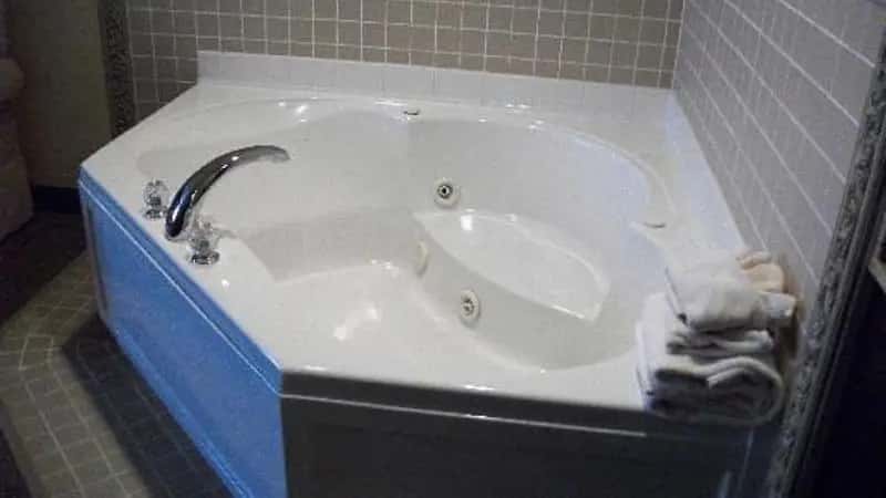 In-room hot tub at Best Western Penn-Ohio Inn & Suites in Hubbard, OH