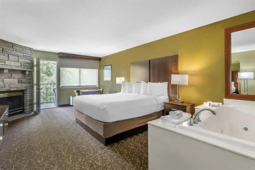 In-room hot tub at Best Western Plaza Inn in Pigeon Forge, TN