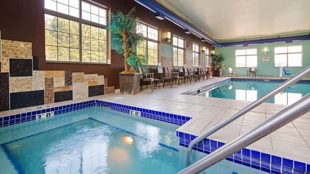 Best Western Plover-Stevens Point Hotel & Conference Ctr — guest room