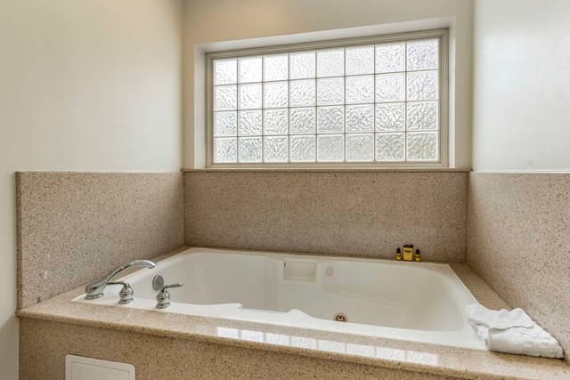 Jetted bathtub