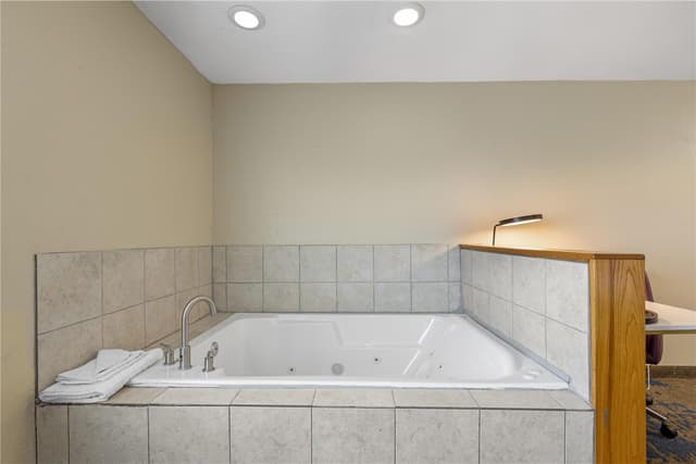 Jetted bathtub