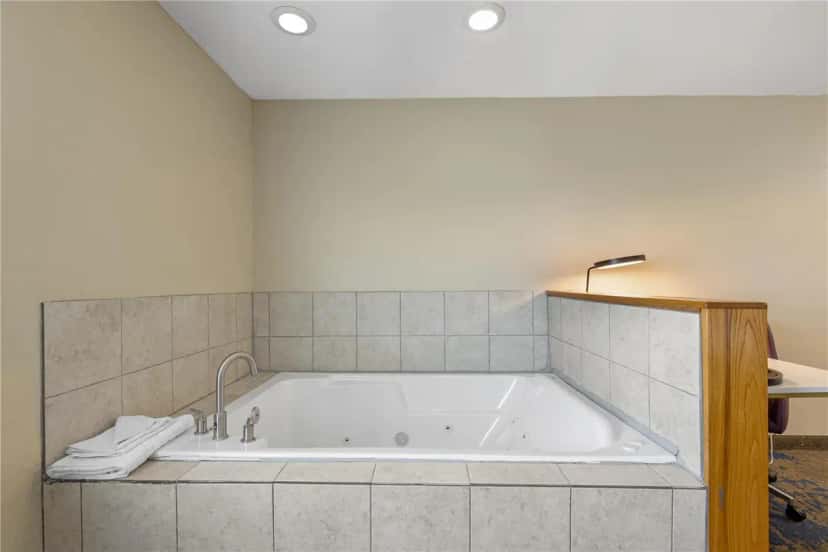 In-room hot tub at Best Western Plus Altoona Inn in Altoona, IA