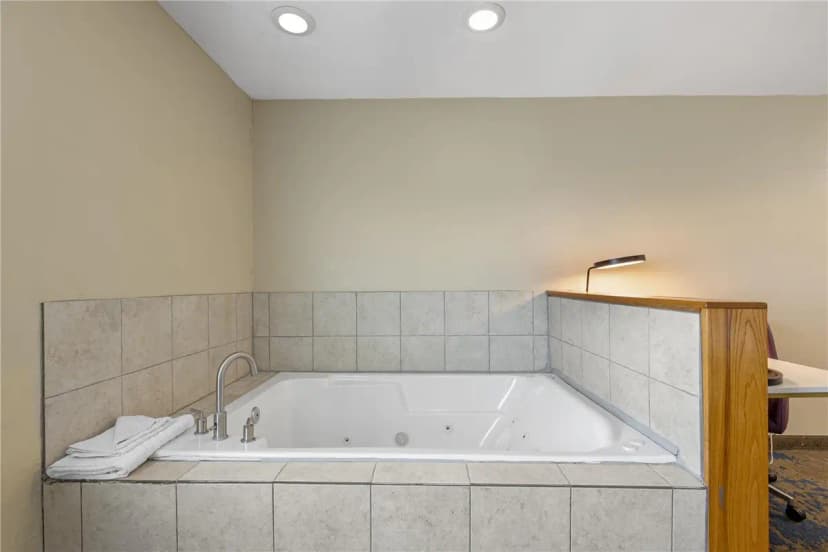 Hotels with jacuzzi in room in Altoona