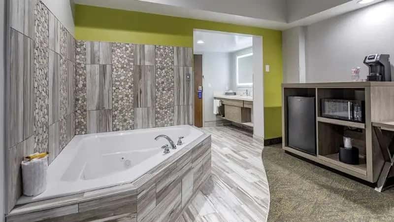In-room hot tub at Best Western Plus Apple Valley Lodge Pigeon Forge in Pigeon Forge, TN