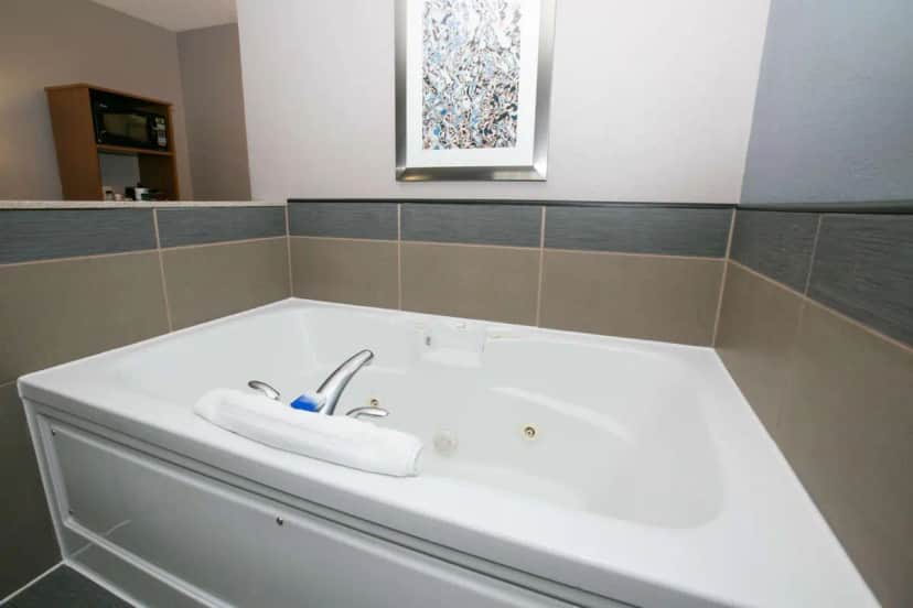 Private in-room jacuzzi tub in the King Suite with Sofa Bed and Whirlpool - Nonsmoking