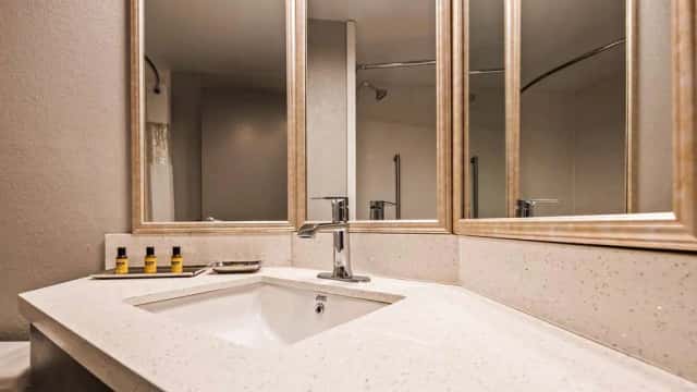 Jetted bathtub