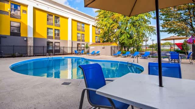 Best Western Plus Bloomington East Hotel — guest room