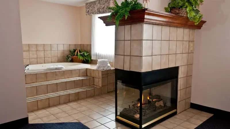 In-room hot tub at Best Western Plus Brandywine Inn & Suites in Monticello, IN
