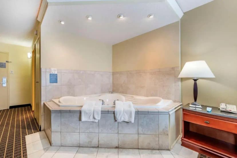 Hotels with jacuzzi in room in Bridgeport