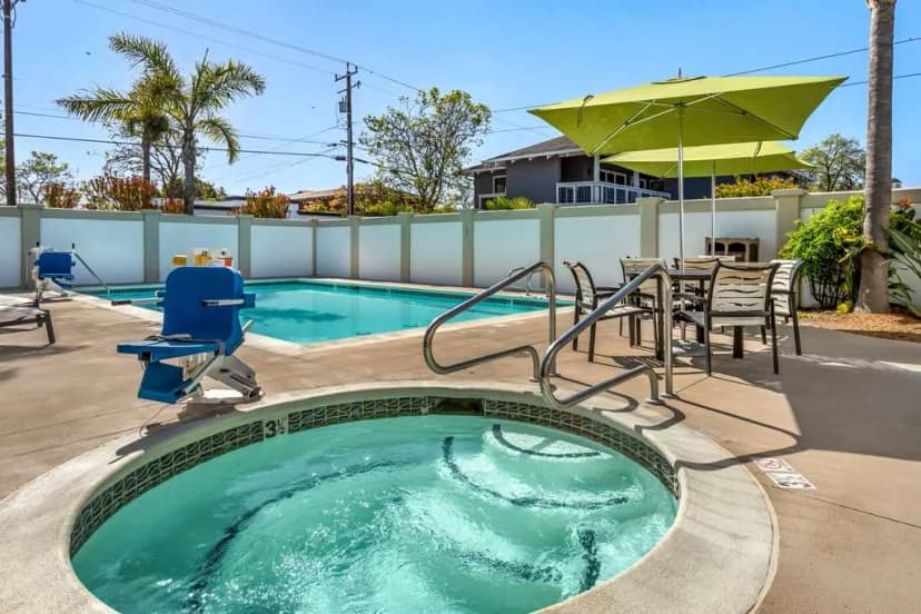 Hotels with jacuzzi in room in Capitola