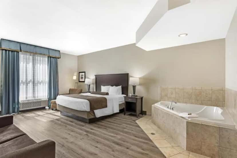 In-room jacuzzi tub at Best Western Plus Chain Of Lakes Inn & Suites in Leesburg, FL