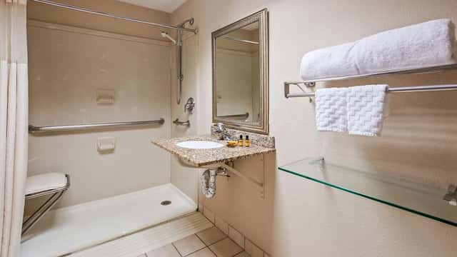 Best Western Plus Chicago Hillside — guest room