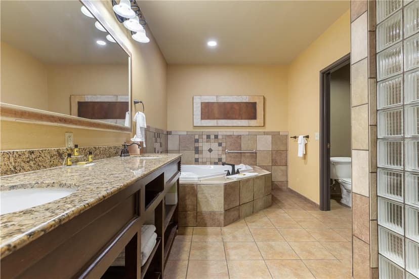 Hotels with jacuzzi in room in Stillwater