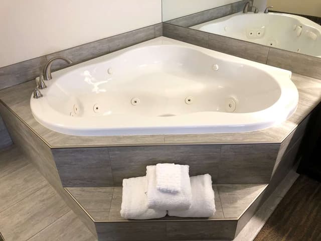Jetted bathtub