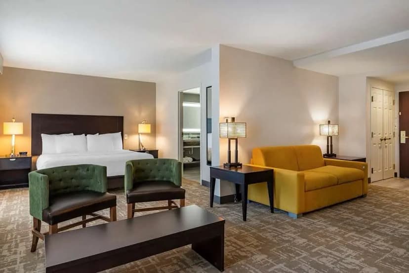 Hotels with jacuzzi in room in Dalton
