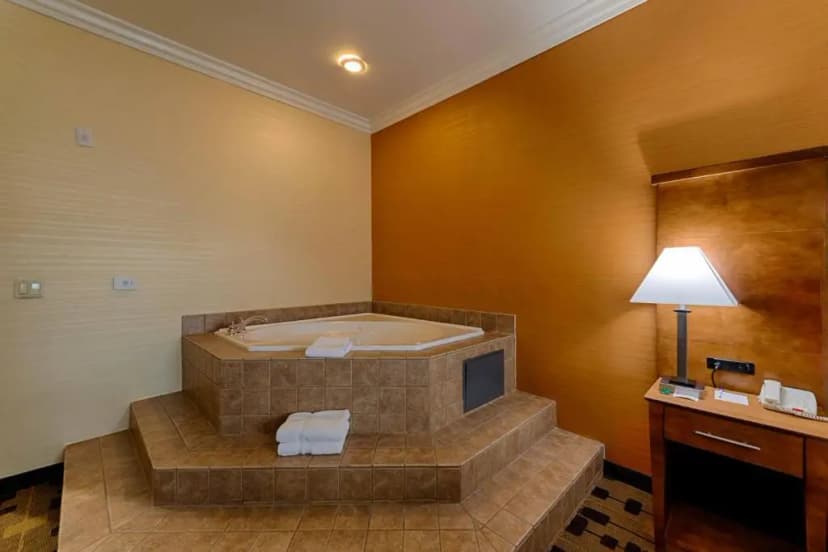 Hotels with jacuzzi in room in Oakley