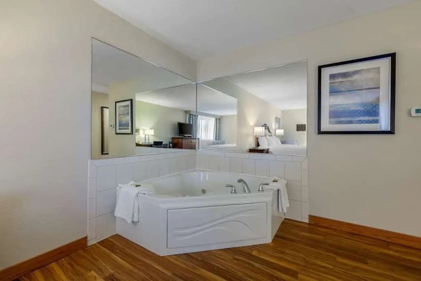 Hotels with jacuzzi in room in Highway 20 W Highway 20 W
