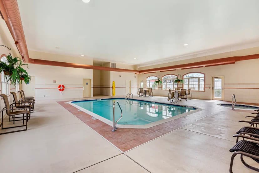 Hotels with jacuzzi in room in Columbiana