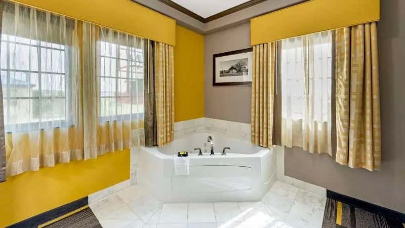 In-room hot tub at Best Western Plus Emerald Inn & Suites in Garden City, KS
