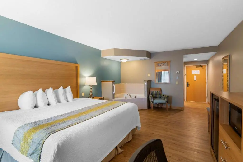 In-room hot tub at Best Western Plus Executive Court Inn & Conference Center in Manchester, NH