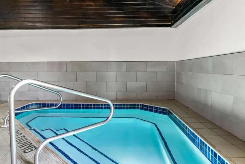 In-room hot tub at Best Western Plus Flint Airport Inn & Suites in Flint, MI
