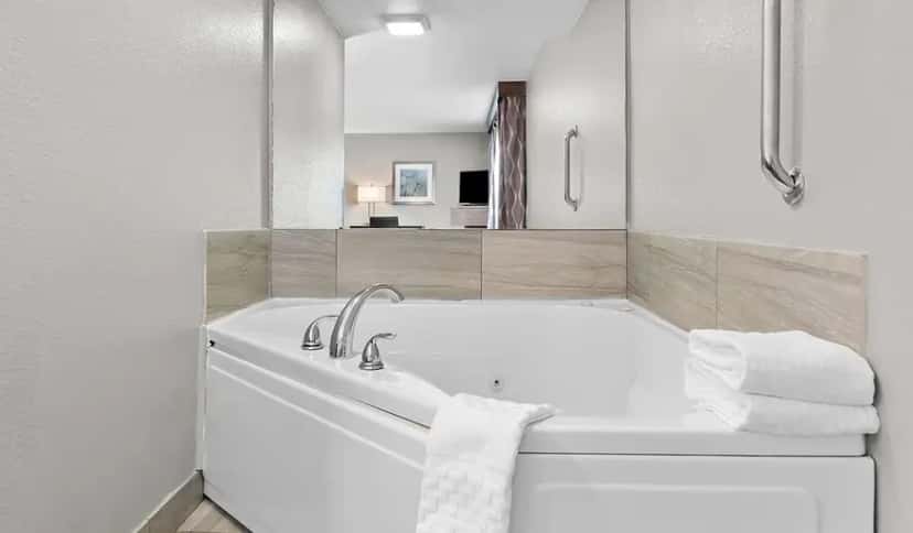 In-room hot tub at Best Western Plus Flint Airport Inn & Suites in Flint, MI