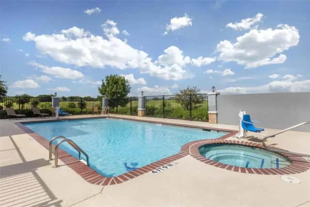 Best Western Plus Fort Worth Forest Hill Inn & Suites — guest room