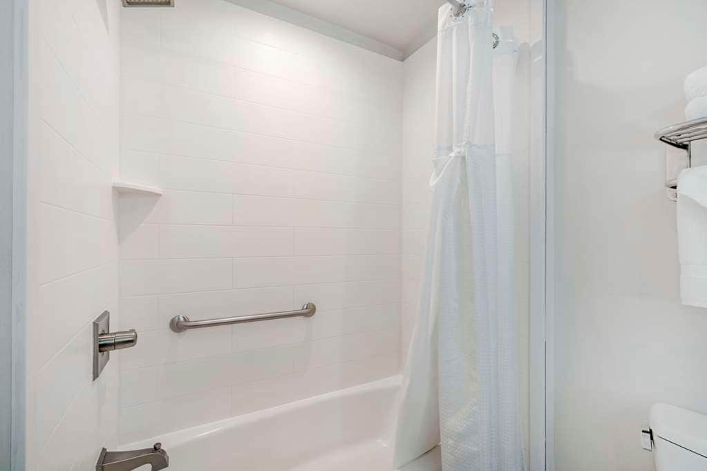 Deep soaking bathtub at Best Western Plus Gardena Inn & Suites