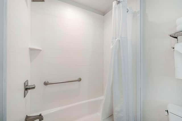 Deep soaking bathtub