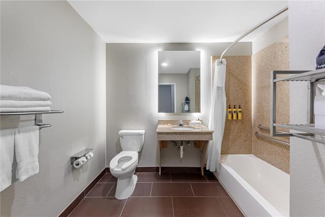 Deep soaking bathtub