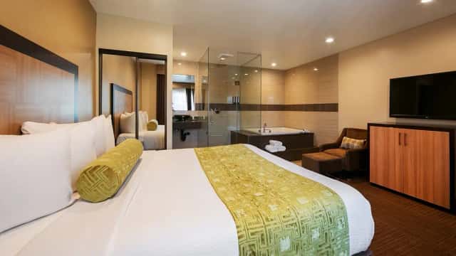 Best Western Plus Glendale — guest room