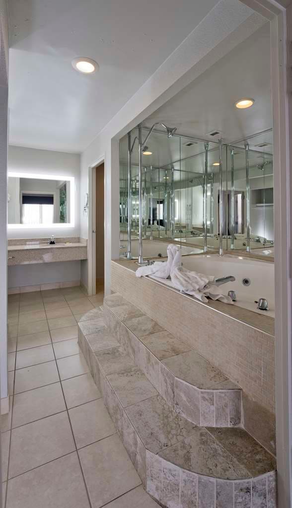 Jetted bathtub