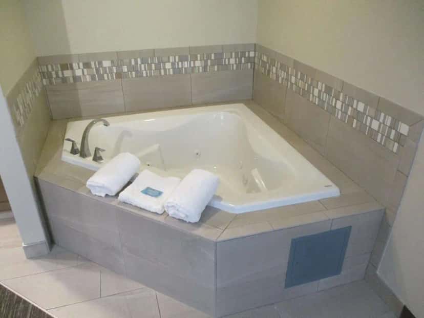 In-room hot tub at Best Western Plus Hudson I-94 in Hudson, WI