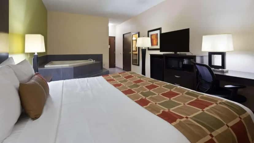 In-room hot tub at Best Western Plus Huntersville Inn & Suites Near Lake Norman in Huntersville, NC