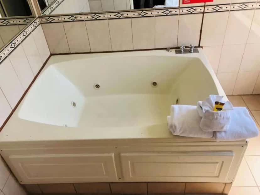 In-room hot tub at Best Western Plus Inn Of Hayward in Hayward, CA