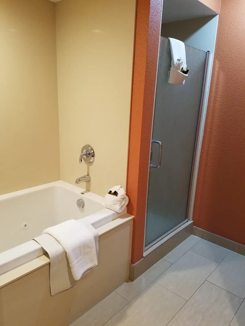 Hotels with jacuzzi in room in Scotts Valley